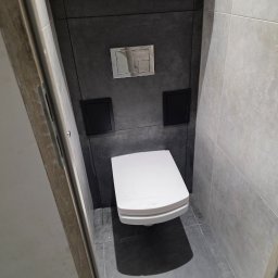 Prace obejmowały demontaż i ponowny montaż całej ściany oraz demontaż systemu Geberit ze stelażem.