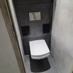 Prace obejmowały demontaż i ponowny montaż całej ściany oraz demontaż systemu Geberit ze stelażem.