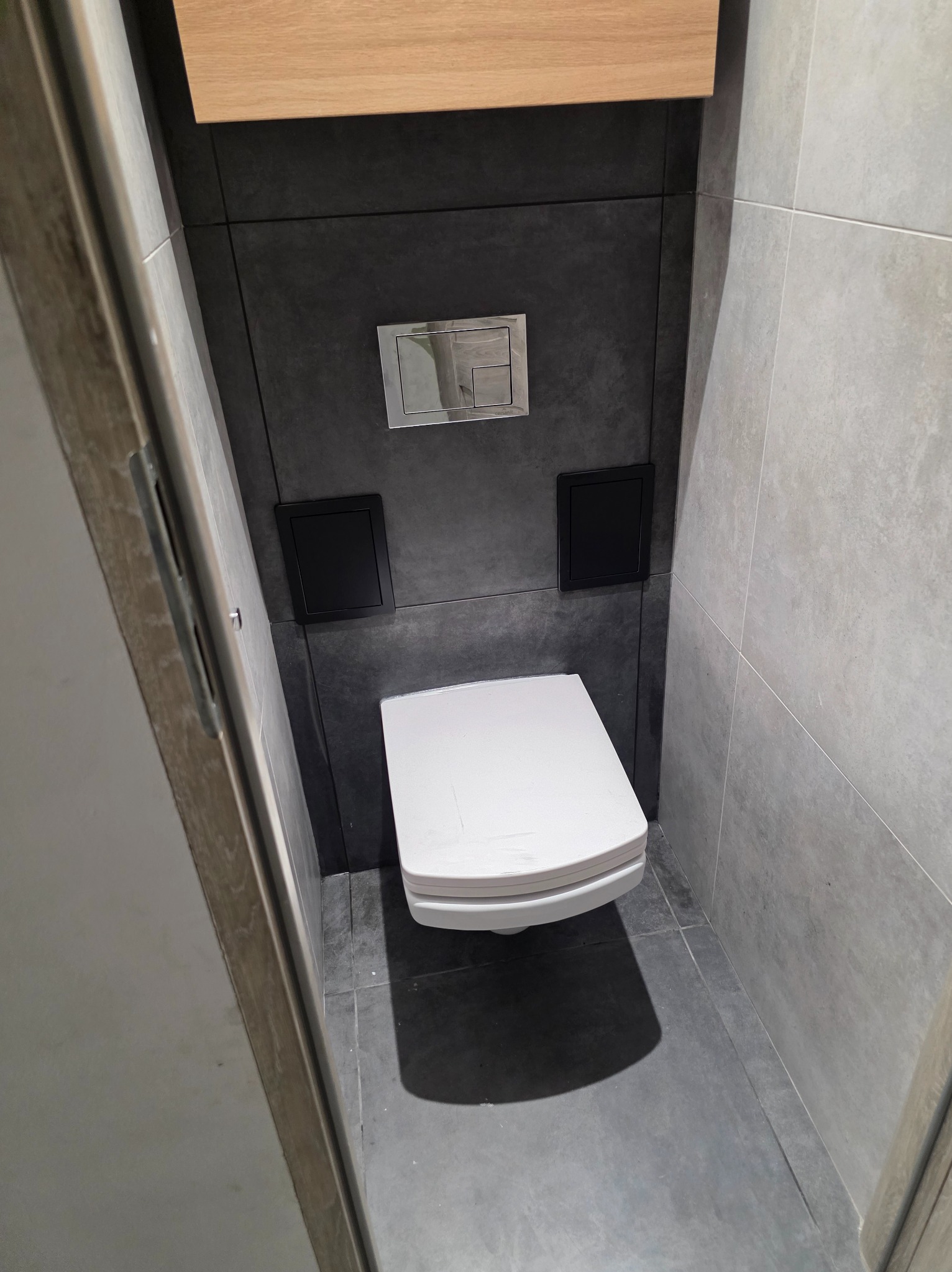 Prace obejmowały demontaż i ponowny montaż całej ściany oraz demontaż systemu Geberit ze stelażem.