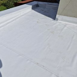 Wykonujemy pokrycia dachów płaskich z wykorzystaniem technologii membran PVC. 