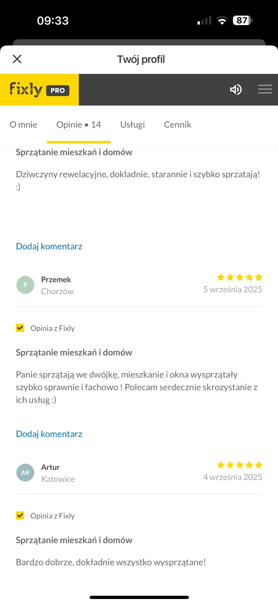 Ekran smartfona z opiniami klientów o usłudze sprzątania mieszkań i domów, prezentujący oceny pięciogwiazdkowe i pozytywne komentarze o firmie Fixly PRO.