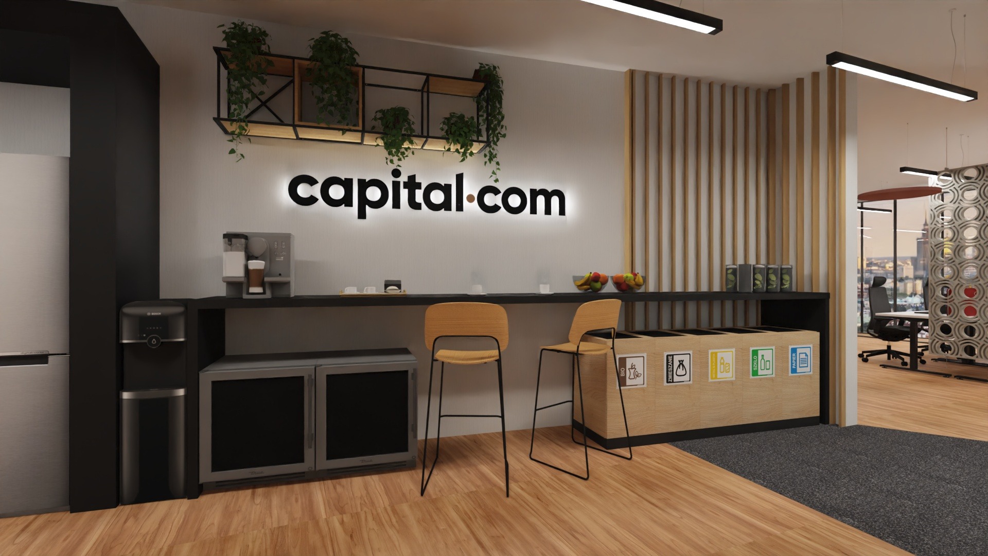 Nowoczesna aranżacja biura z logo Capital.com, roślinami na półce, barkiem z krzesłami, segregacją śmieci i widokiem na miasto w tle. Jasne drewno i minimalistyczny design.