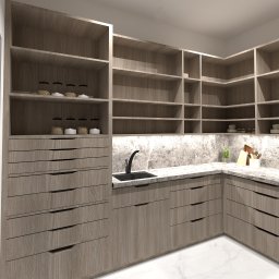 KoNo Interiors Kamila Konopka - Projekt spiżarni z drewnianymi szafkami, szufladami i półkami. Na blacie marmurowy wzór, a na nim czarny zlew i akcesoria kuchenne. Oświetlenie LED pod szafkami.