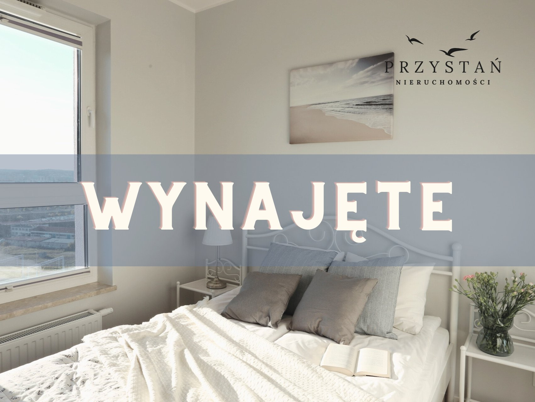 Jasne wnętrze sypialni z białym łóżkiem i napisem 'Wynajęte'. Na ścianie logo agencji nieruchomości 'Przystań'. Widok z okna na miasto.