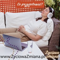 ZyciowaZmianaPL - Kobieta w słuchawkach relaksuje się na sofie z laptopem i wodą na stole, w tle roślinność. Na zdjęciu widoczny adres strony www.zyciowazmiana.pl.