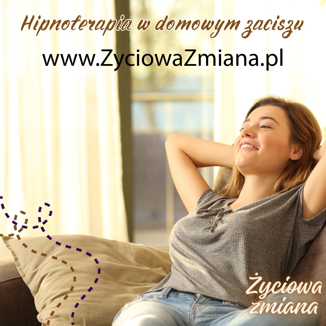 Uśmiechnięta kobieta relaksuje się na kanapie, z rękami za głową, w tle okno. Grafika z nazwą firmy i hasłem 'Hipnoterapia w domowym zaciszu'.