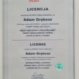 Licencja RE/MAX dla Adama Grębosza, potwierdzająca ukończenie szkolenia i uzyskanie tytułu Międzynarodowego Licencjonowanego Agenta Nieruchomości.