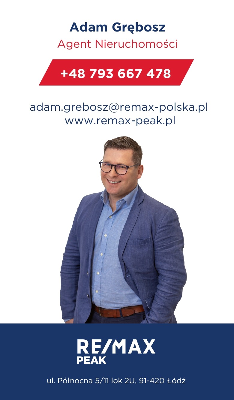 Portret Adama Grębosza, agenta nieruchomości RE/MAX Peak w niebieskiej marynarce, z uśmiechem, kontaktowy adres e-mail i numer telefonu na białym tle.