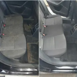 Zdjęcie typu 'przed i po' prezentujące tylną kanapę i podłogę samochodu po profesjonalnym czyszczeniu tapicerki. Widoczna wyraźna różnica w czystości.