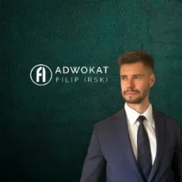 Portret mężczyzny w garniturze na tle ciemnozielonym z logo 'Adwokat Filip Irski', patrzy w prawo, profesjonalny wygląd, stonowana kolorystyka.