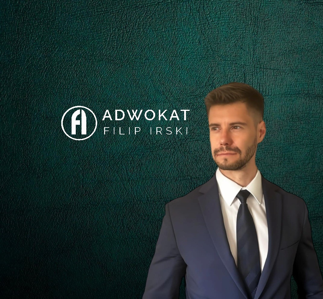 Portret mężczyzny w garniturze na tle ciemnozielonym z logo 'Adwokat Filip Irski', patrzy w prawo, profesjonalny wygląd, stonowana kolorystyka.