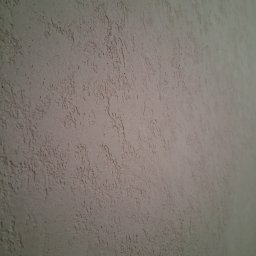 Ściana wykończona tynkiem dekoracijnym firmy  Jeger Crudo Italian 