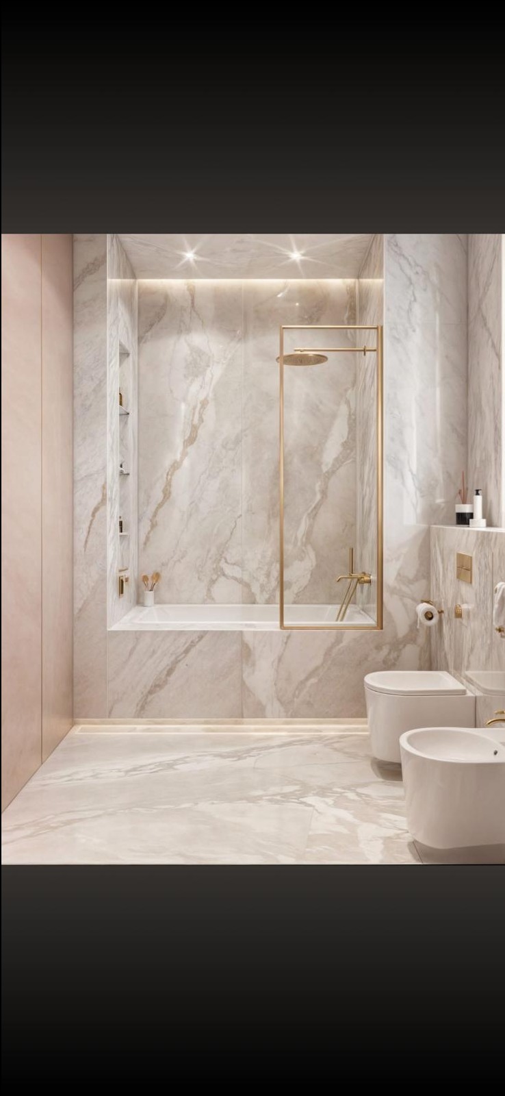 Elegancka łazienka z marmurowymi płytkami, złotą armaturą i podświetleniem LED. Minimalistyczny design z wanną, bidetem i toaletą.