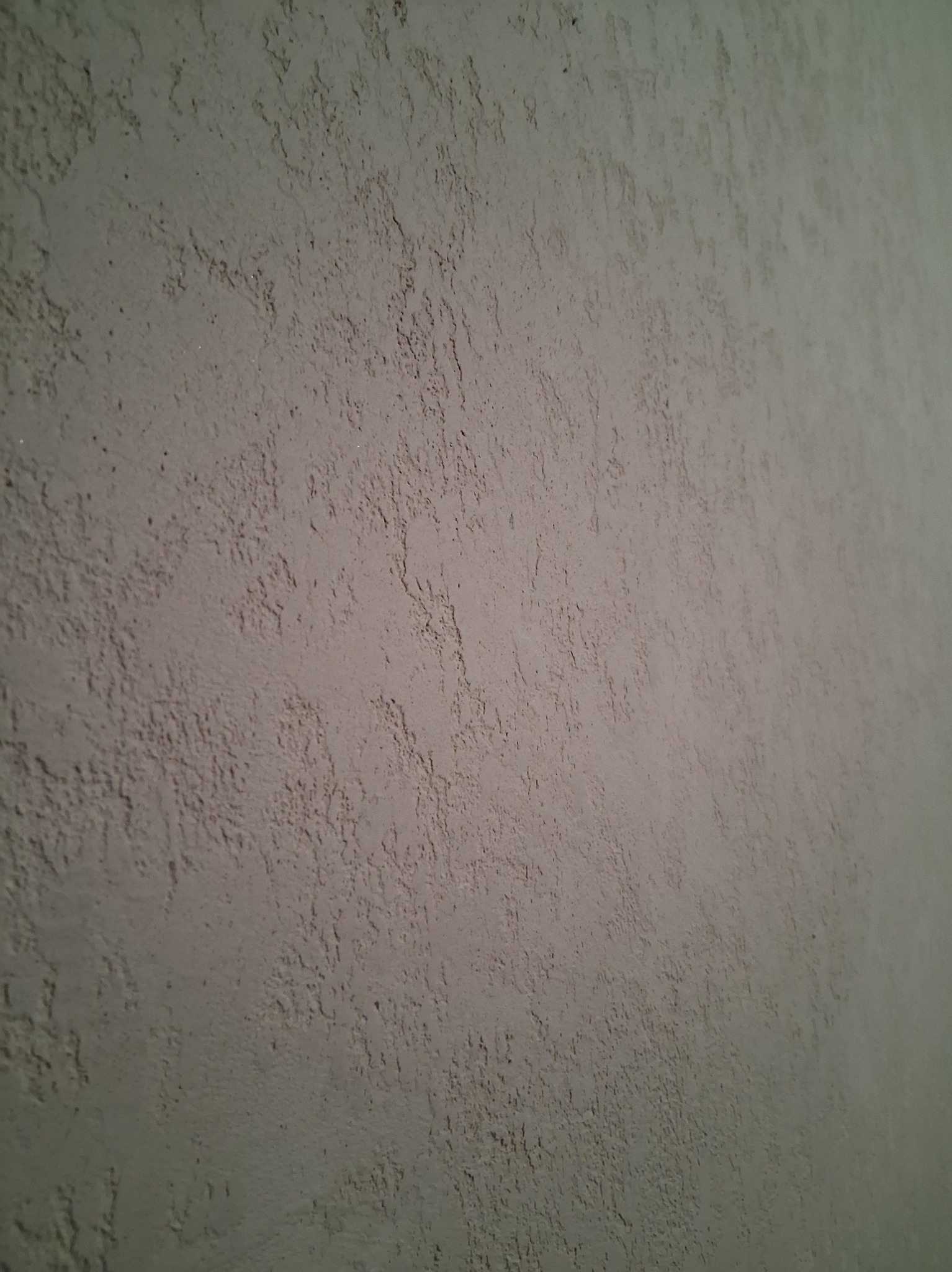 Ściana wykończona tynkiem dekoracijnym firmy Jeger Crudo Italian