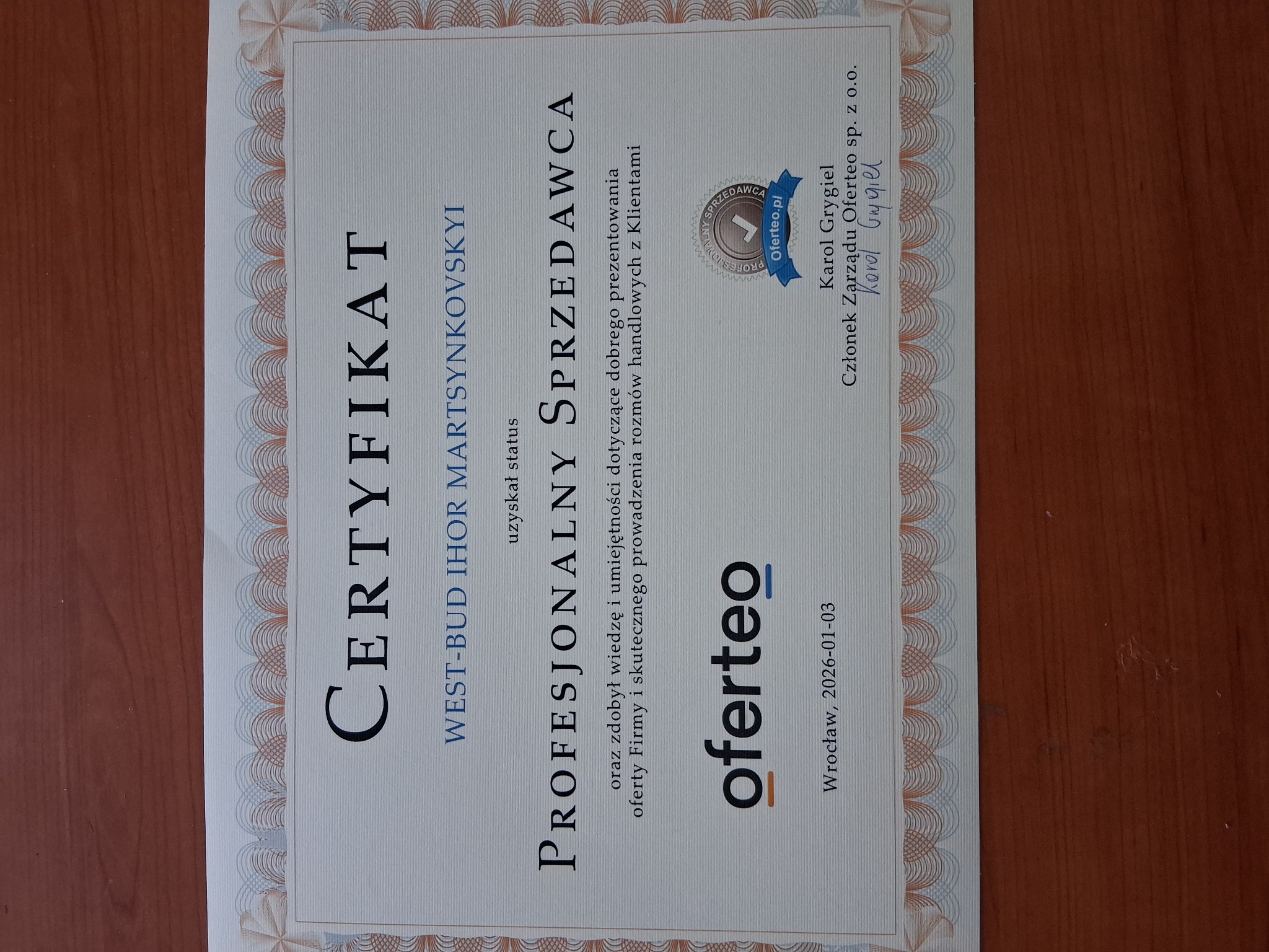 Certyfikat 'Profesjonalny Sprzedawca' Oferteo dla WEST-BUD IHOR MARTSYNKOVSKYI, potwierdzający wiedzę i umiejętności w prezentowaniu oferty i prowadzeniu rozmów handlowych.