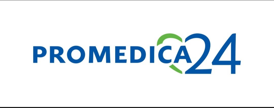 Logo firmy Promedica24: niebieski napis z zielonym sercem wkomponowanym w cyfrę '24' na białym tle, reprezentujące usługi opiekuńcze.