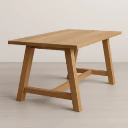 Minimalistyczny stół z jasnego drewna dębowego, z ukośnymi nogami i prostym blatem, ustawiony na podłodze z paneli w odcieniach szarości. Stonowana kolorystyka.