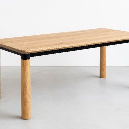 DANIEL KOPIEC DEKA FURNITURE - Stół z blatem z jasnego drewna i czarnymi elementami konstrukcyjnymi, wykonany w Sanoku. Minimalistyczny design i naturalne materiały.