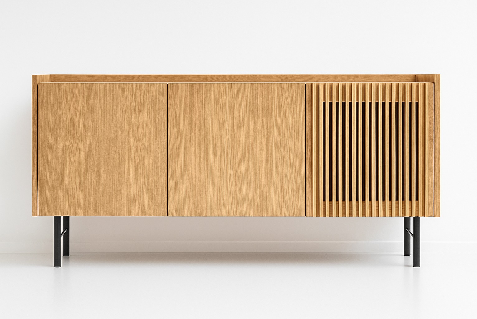 Drewniana komoda z lamelami i czarnymi nóżkami na białym tle. Minimalistyczny design, widoczne usłojenie drewna. Front komody z trzema drzwiczkami.