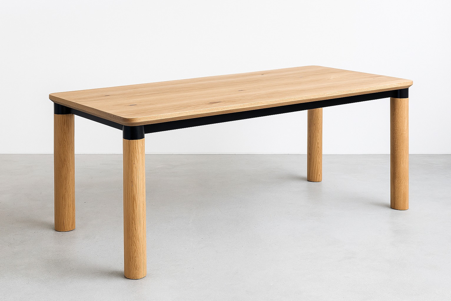 Stół z blatem z jasnego drewna i czarnymi elementami konstrukcyjnymi, wykonany w Sanoku. Minimalistyczny design i naturalne materiały.