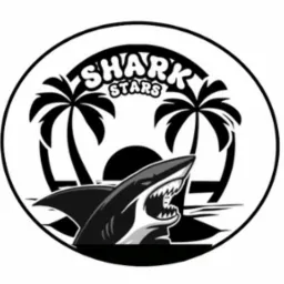 Czarno-białe logo 'Shark Stars' w okręgu: rekin, palmy i słońce nad wodą. Kontrastowe, minimalistyczne, z wyraźnym napisem.