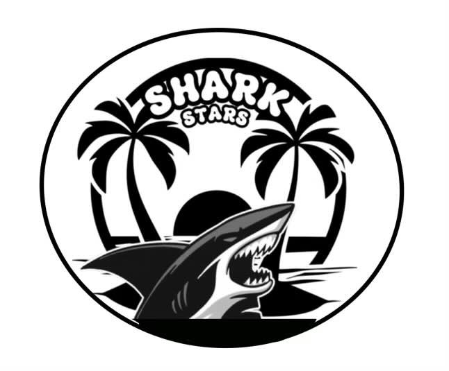 Czarno-białe logo 'Shark Stars' w okręgu: rekin, palmy i słońce nad wodą. Kontrastowe, minimalistyczne, z wyraźnym napisem.