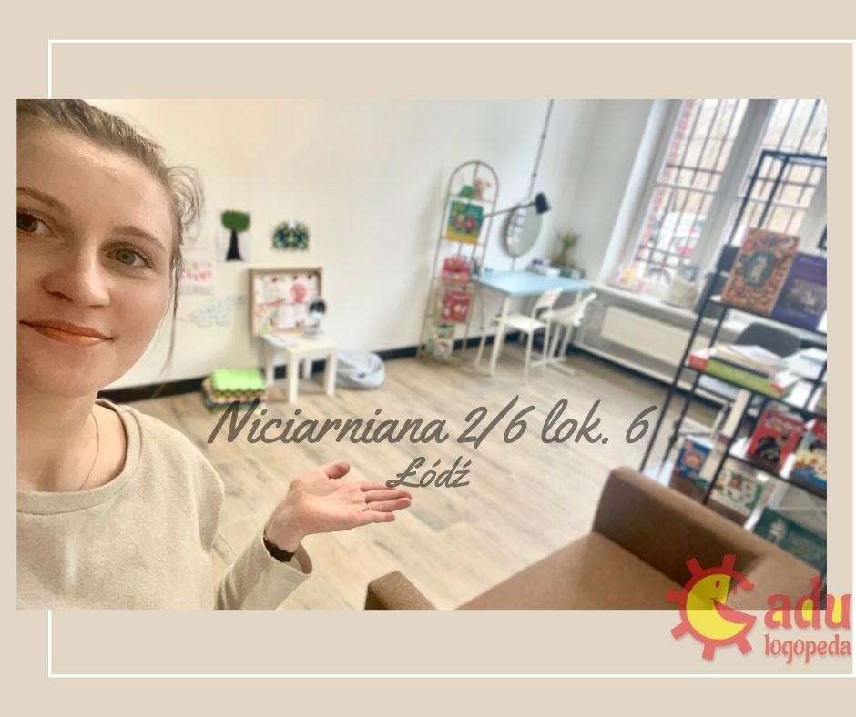 Uśmiechnięta logopedka w gabinecie w Łodzi, wskazująca na adres: Niciarniana 2/6 lok. 6. W tle regał z książkami i stolik do terapii.