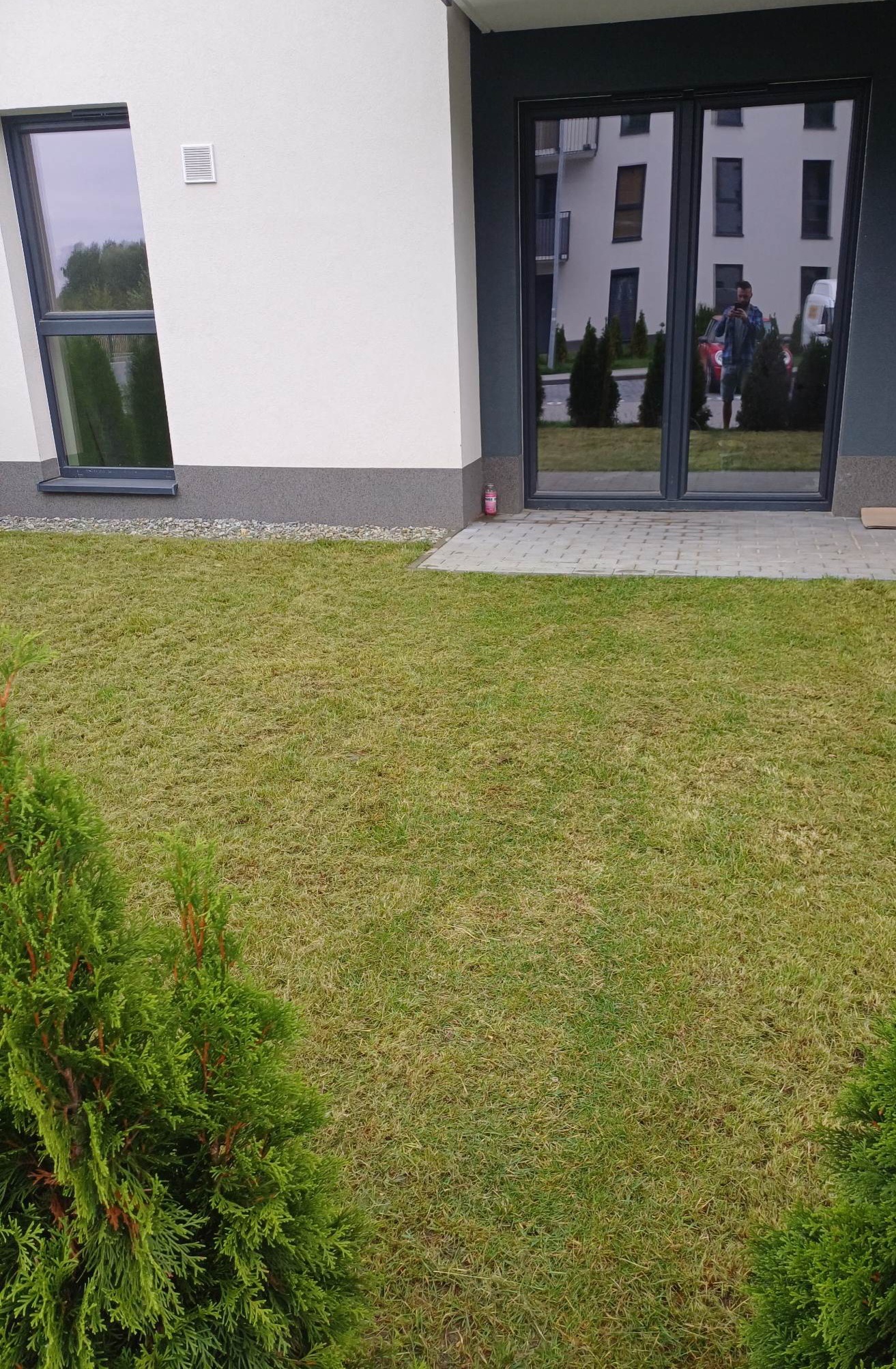 Na zdjęciu, wykonana usługa mycia okien oraz koszenie.