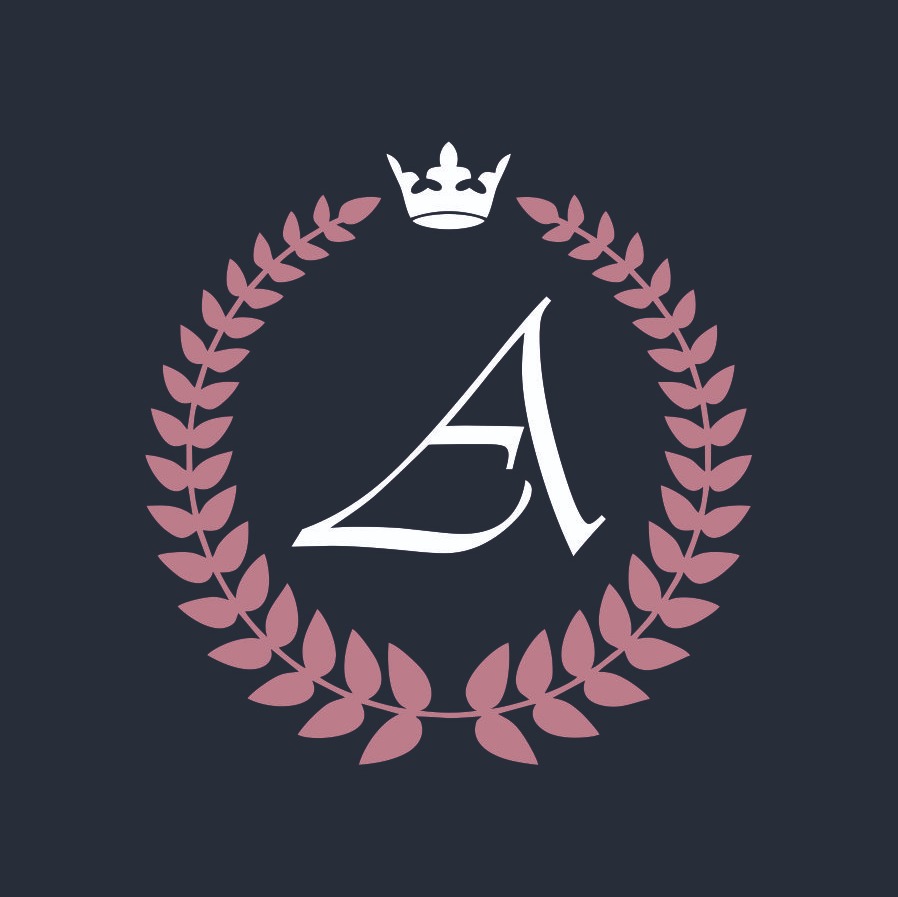 Elegancki logotyp: litera 'A' w wieńcu z liści, zwieńczona koroną na ciemnym tle. Minimalistyczny design.