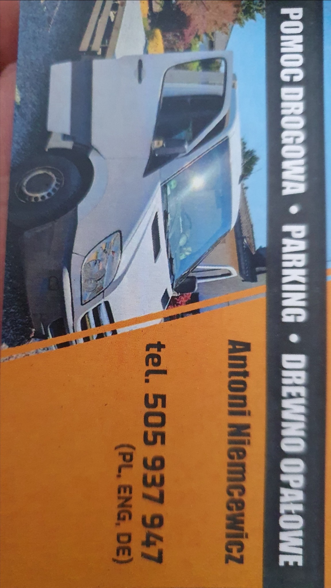 Winietka z białym busem pomocy drogowej, parkingiem i drewnem opałowym. Kontakt: Antoni Niemcewicz, tel. 505 937 947 (PL, ENG, DE).