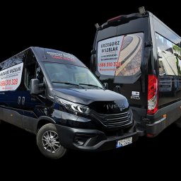 Agencja Reklamowa ActionPrint - Dwa czarne busy Iveco Daily z reklamą usług brukarskich i ogólnobudowlanych Grzegorz Wszelak. Numer telefonu 666 310 328 i adres e-mail na pojazdach.