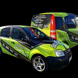 Agencja Reklamowa ActionPrint - Dwa samochody oklejone folią z grafiką firmy 'Skup Aut' w odcieniach zieleni i czerni. Widoczne numery telefonów i hasła: pomoc drogowa, usługi transportowe, awaryjne otwieranie.