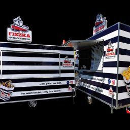 Agencja Reklamowa ActionPrint - Dwa food trucki w biało-granatowe pasy z logo 'Fiszka - Sieć Smażalni Szprotek', prezentujące menu i frytki. Ustawione obok siebie na czarnym tle, z widocznymi detalami graficznymi.