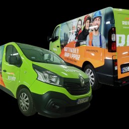 Agencja Reklamowa ActionPrint - Dwa samochody dostawcze z grafiką firmy ROPOZ, prezentujące artykuły BHP i PPOŻ. Jeden w kolorze zielonym, drugi z grafiką osób w różnych zawodach. Widoczne numery rejestracyjne.