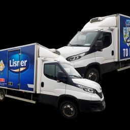 Agencja Reklamowa ActionPrint - Dwa białe samochody dostawcze z reklamą marki Lisner na niebieskim tle, ustawione pod kątem na czarnym tle. Reklama zawiera produkty spożywcze i hasło 'To musi być Lisner'.