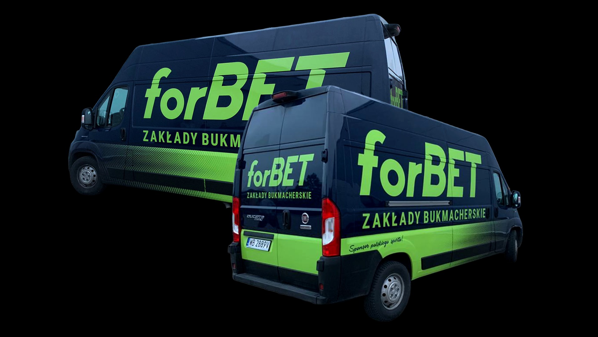 Dwa samochody dostawcze z brandingiem 'forBET' w Ostródzie. Kontrastowe, zielono-czarne barwy, logo i hasło 'Zakłady Bukmacherskie'.