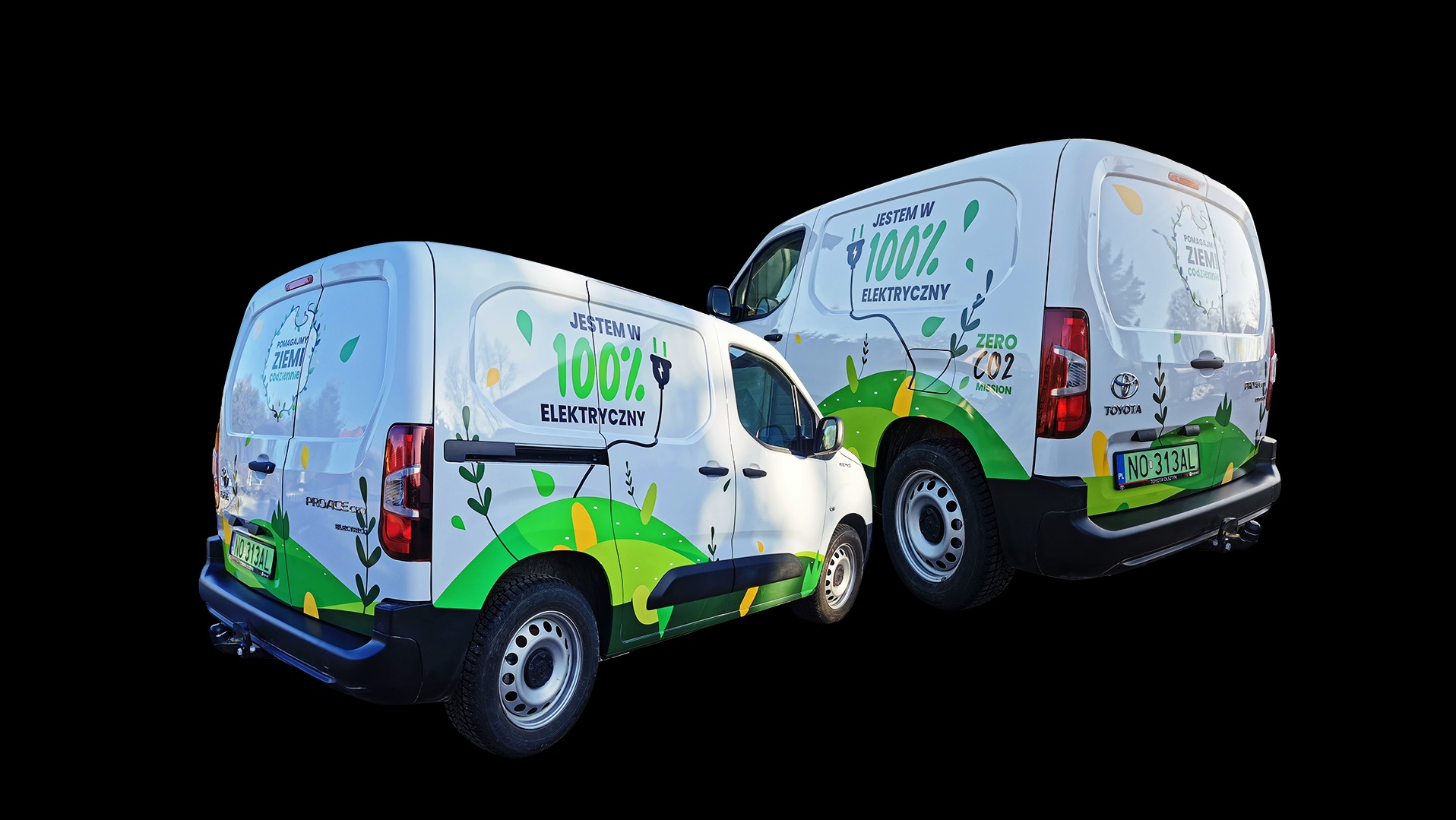 Dwa białe samochody dostawcze z ekologicznymi grafikami i hasłami 'Jestem w 100% elektryczny' oraz 'Pomagajmy Ziemi codziennie'. Widoczne numery rejestracyjne.