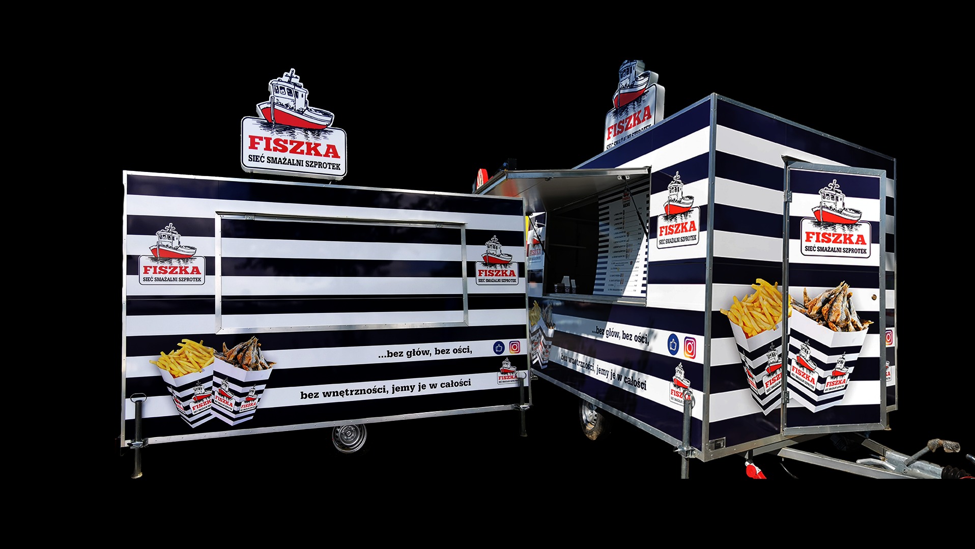 Dwa food trucki w biało-granatowe pasy z logo 'Fiszka - Sieć Smażalni Szprotek', prezentujące menu i frytki. Ustawione obok siebie na czarnym tle, z widocznymi detalami graficznymi.