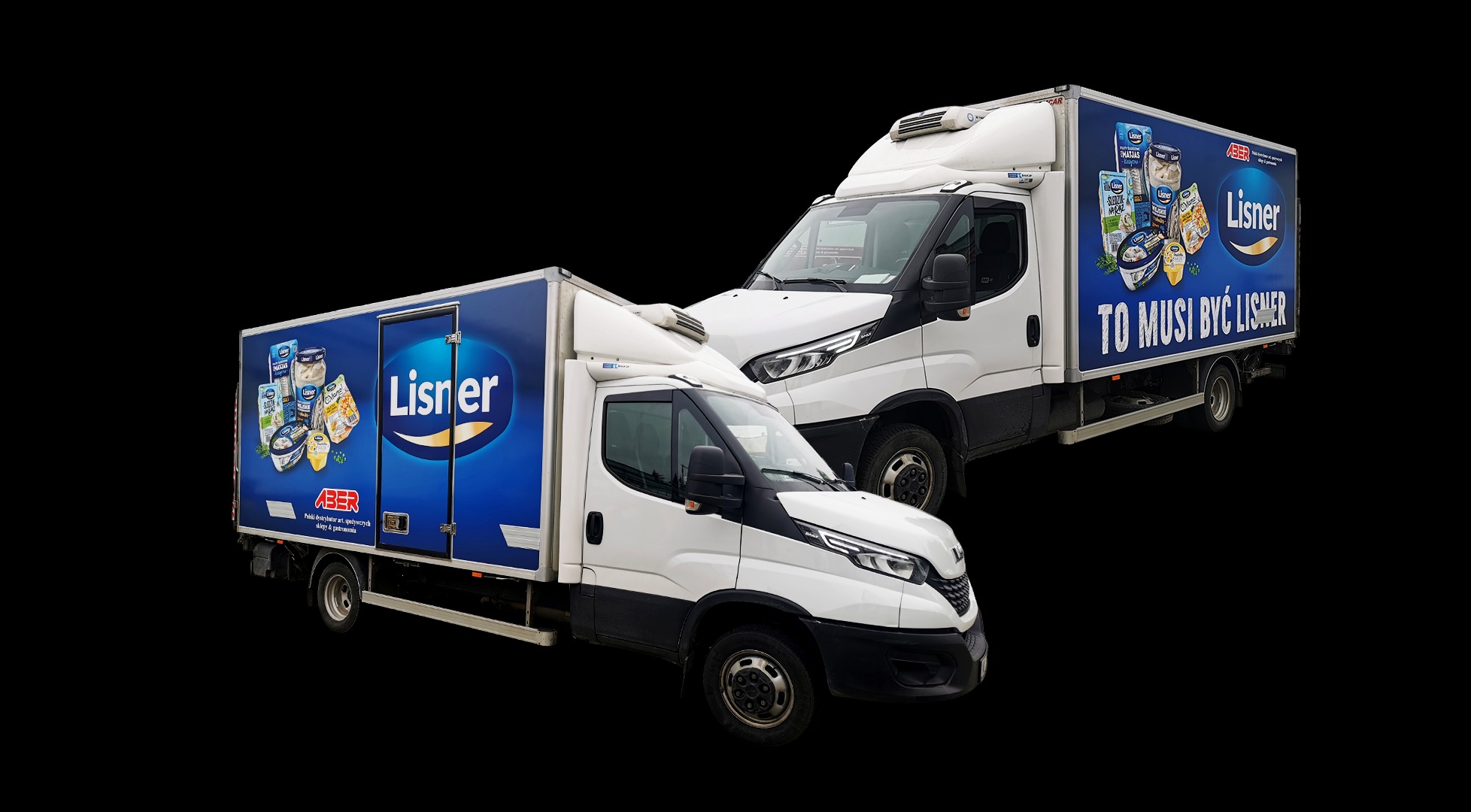 Dwa białe samochody dostawcze z reklamą marki Lisner na niebieskim tle, ustawione pod kątem na czarnym tle. Reklama zawiera produkty spożywcze i hasło 'To musi być Lisner'.