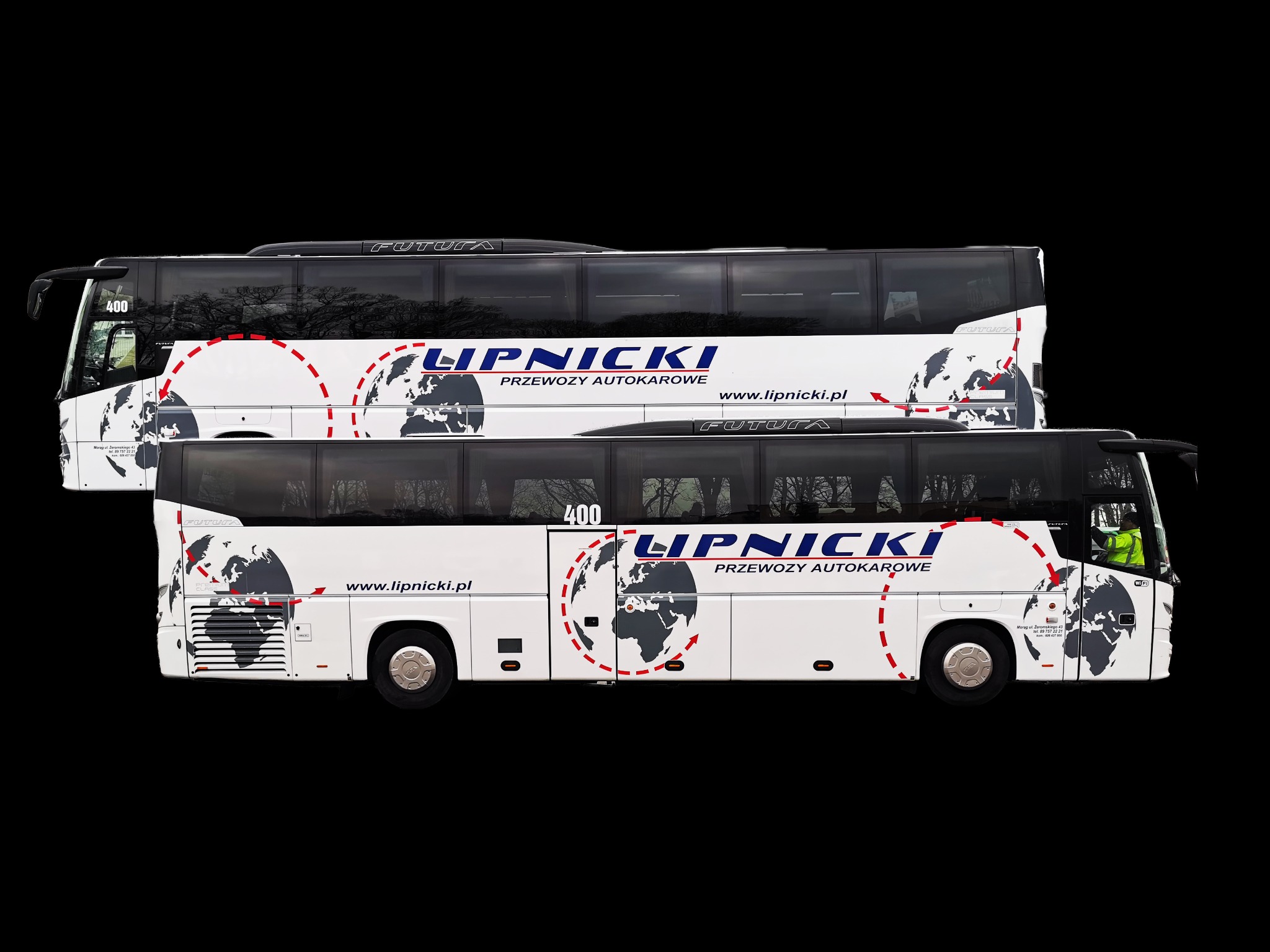 Dwa białe autokary Lipnicki z grafiką mapy świata i czerwonymi strzałkami na czarnym tle. Widok z boku, lekko z góry. Na oknach odbija się drzewo.