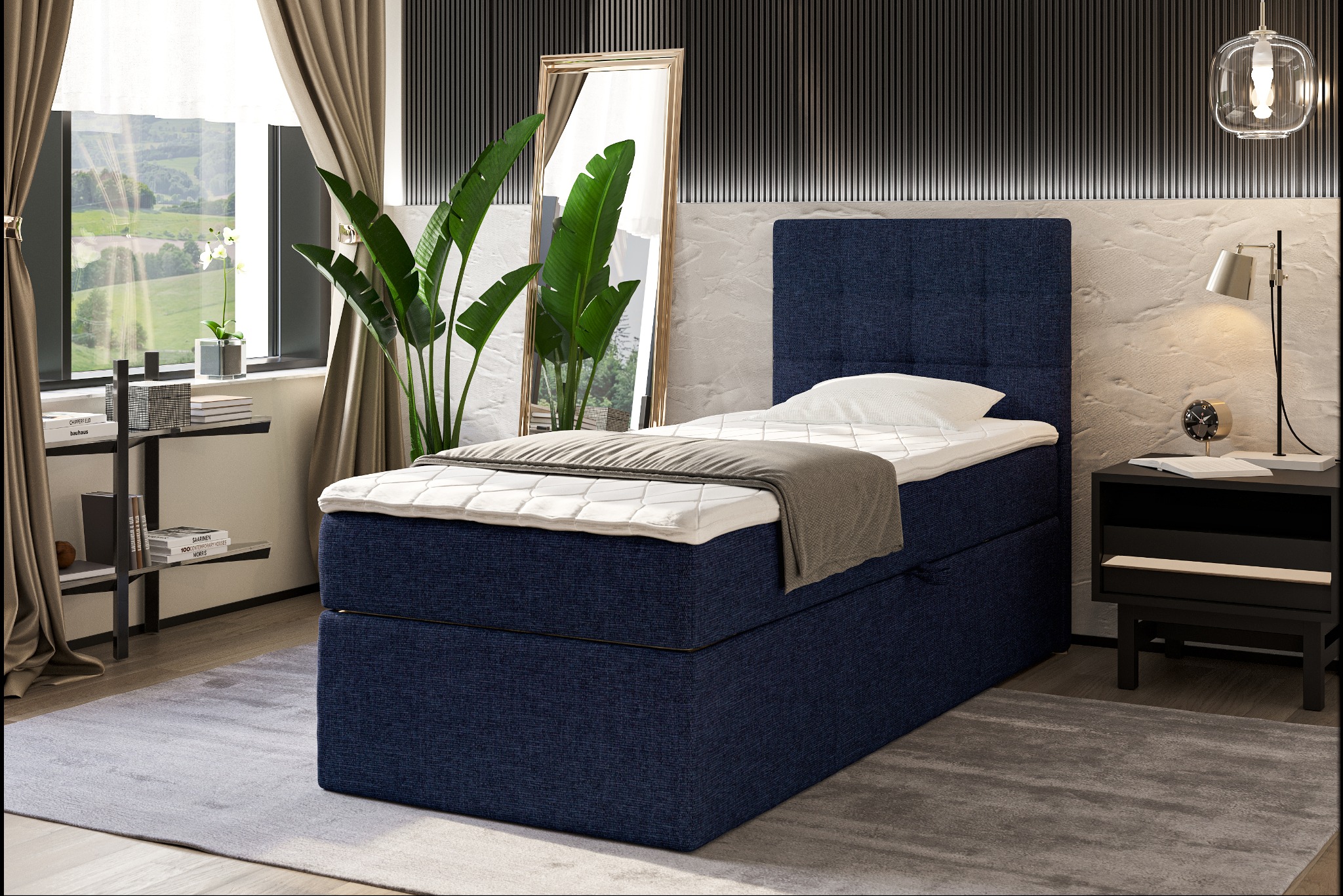 Niebieskie łóżko tapicerowane z zagłówkiem w sypialni z lustrem i roślinami, oświetlone lampą nocną. Całość w nowoczesnym stylu z elementami dekoracyjnymi.