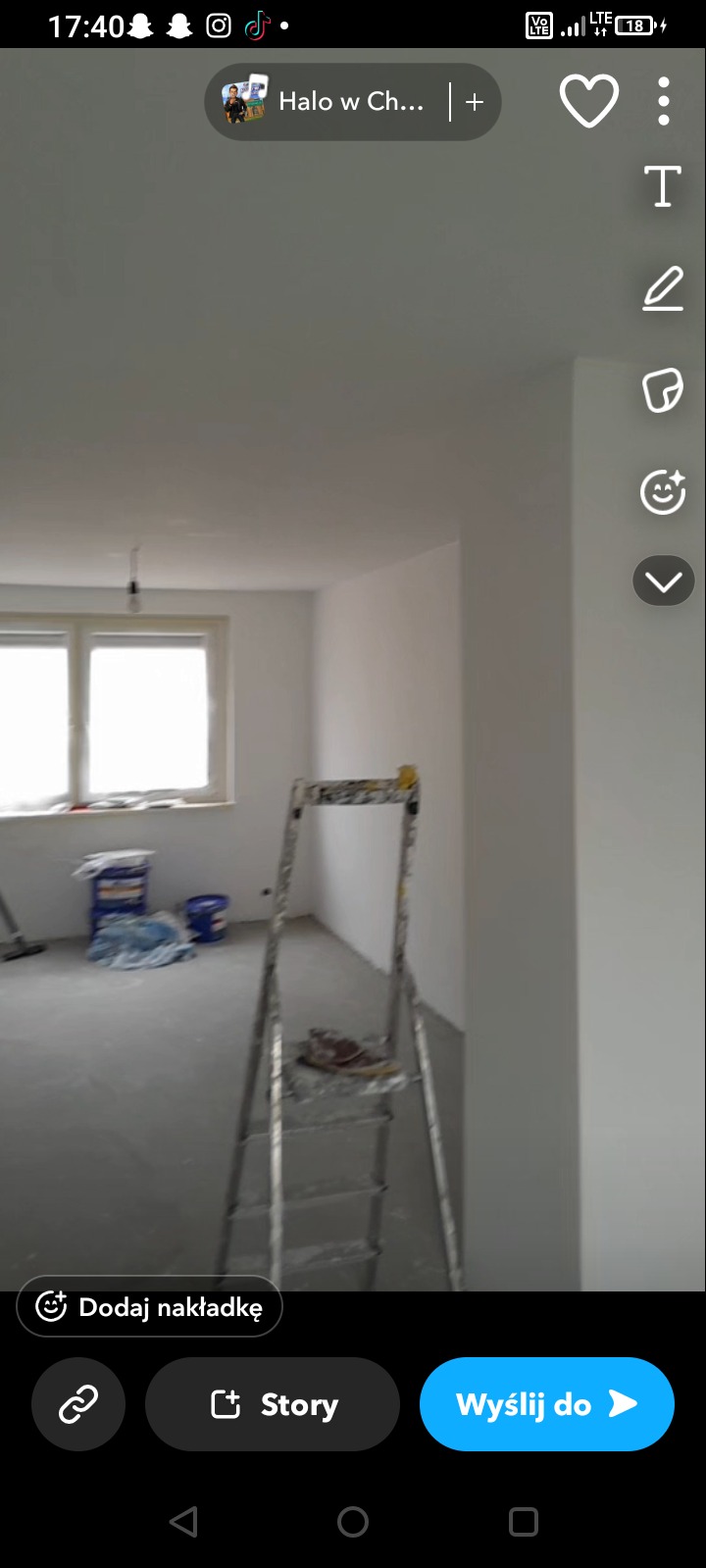 Wnętrze po malowaniu na biało, widoczna drabina malarska, wiaderka z farbą i akcesoria malarskie. Świeżo pomalowane ściany i sufit.