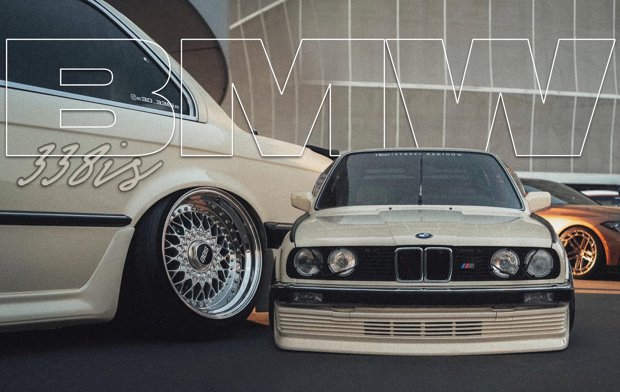 Dwa beżowe BMW E30: jedno z felgami BBS, drugie z widocznym przodem i logo M-Power. W tle szary budynek i fragment pomarańczowego auta.