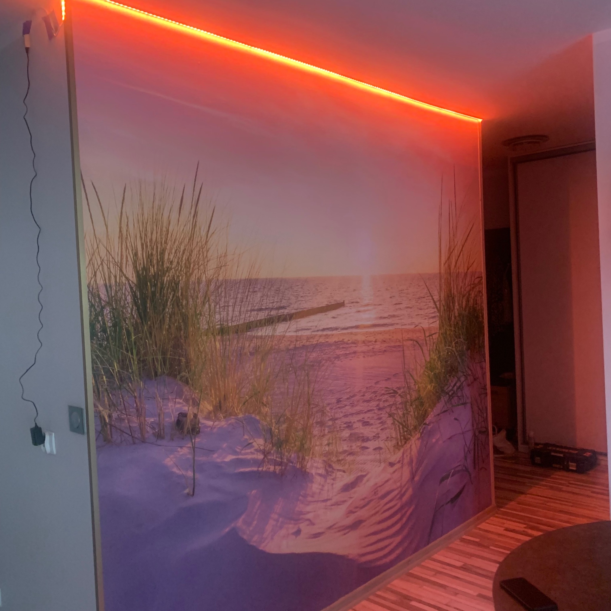 Wykonałem podświetlenie ledowe. Założyłem tapetę.