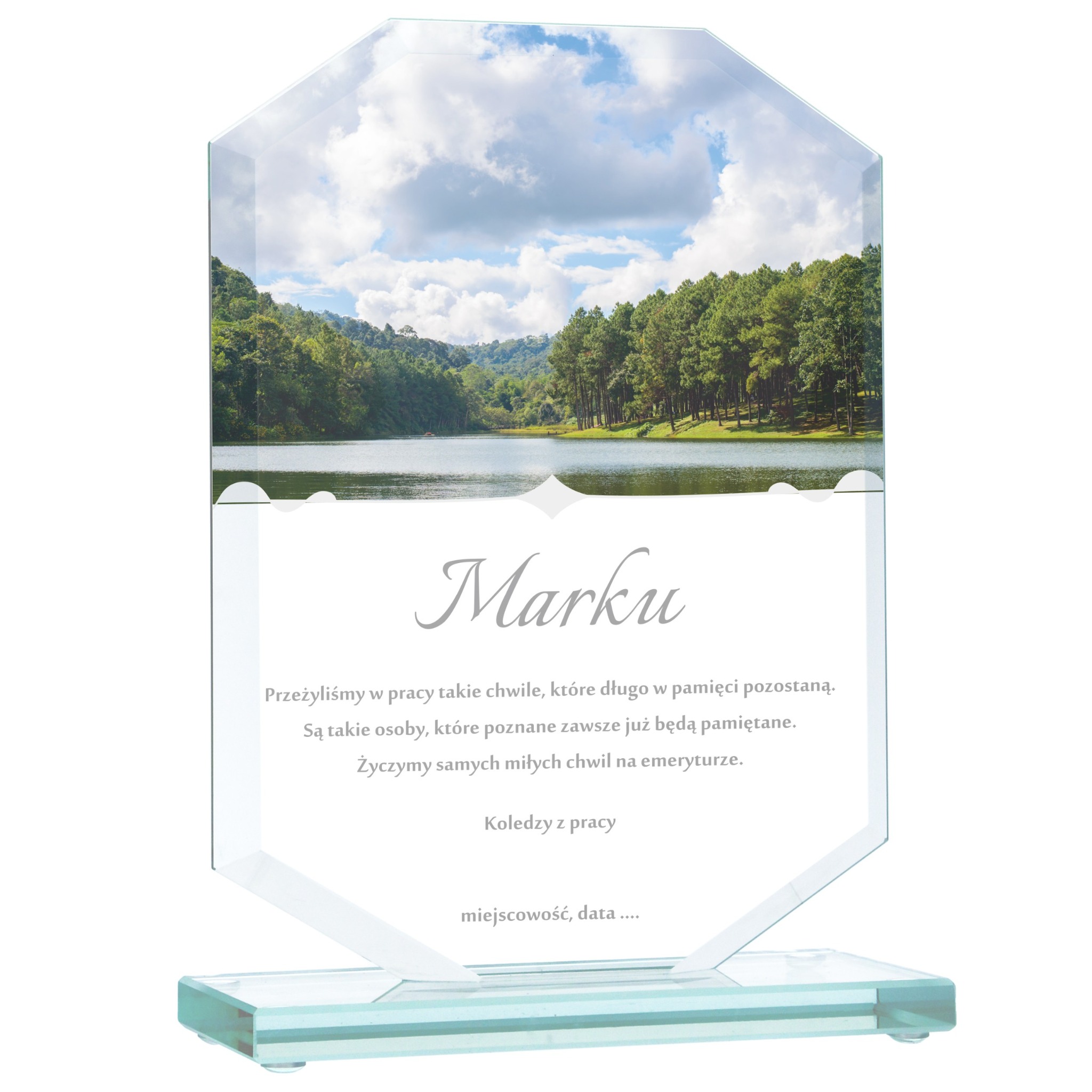 Szklana statuetka z nadrukiem dedykacji i pejzażem jeziora, jako prezent na emeryturę. Personalizowany upominek z życzeniami i tekstem od kolegów z pracy.