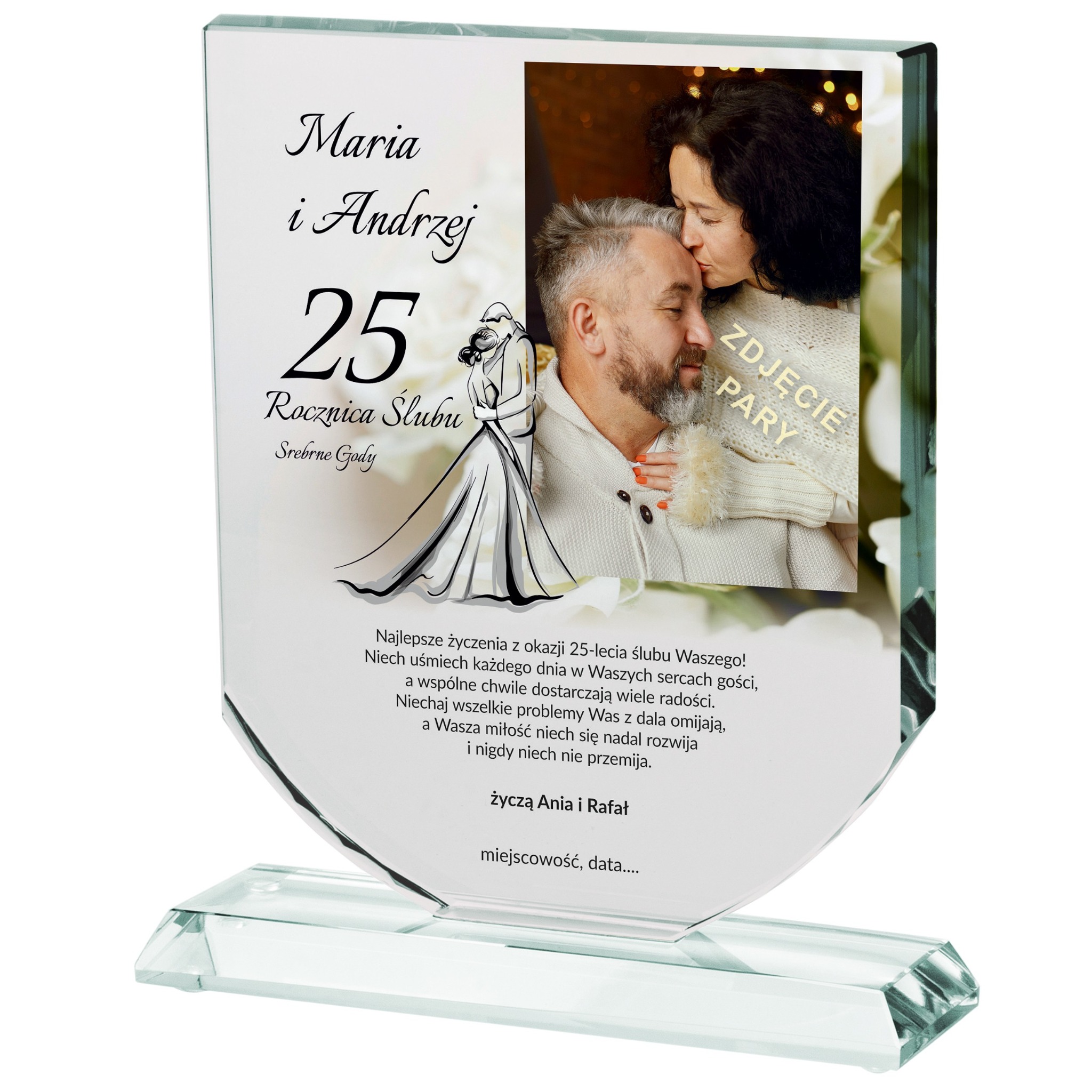 Szklana statuetka z nadrukiem zdjęcia pary i życzeń z okazji 25 rocznicy ślubu, umieszczona na przezroczystej podstawie. Elegancki prezent na jubileusz.