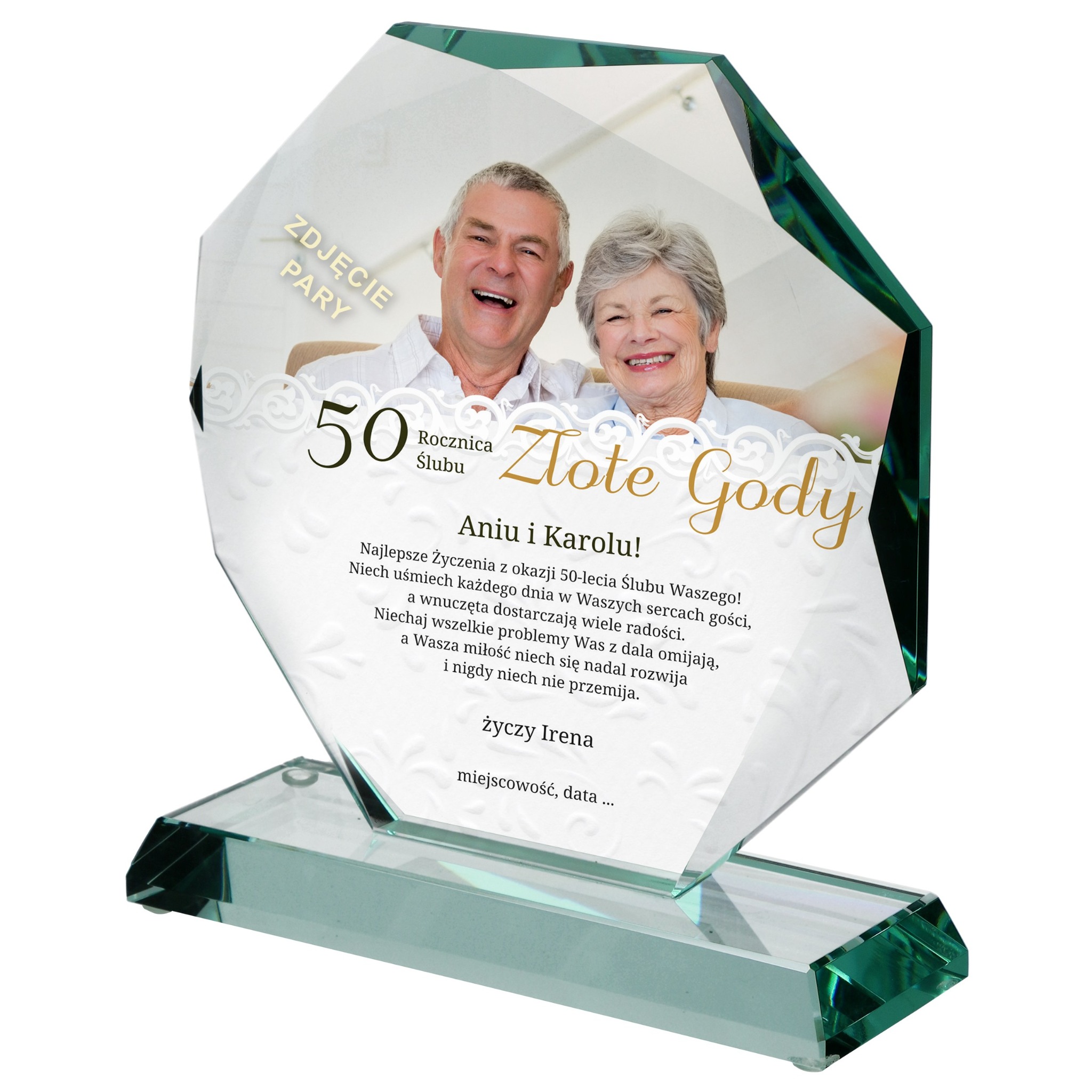 Szklana statuetka z nadrukiem zdjęcia pary i życzeniami na 50. rocznicę ślubu, na przezroczystej podstawie. Prezent na jubileusz z personalizacją.