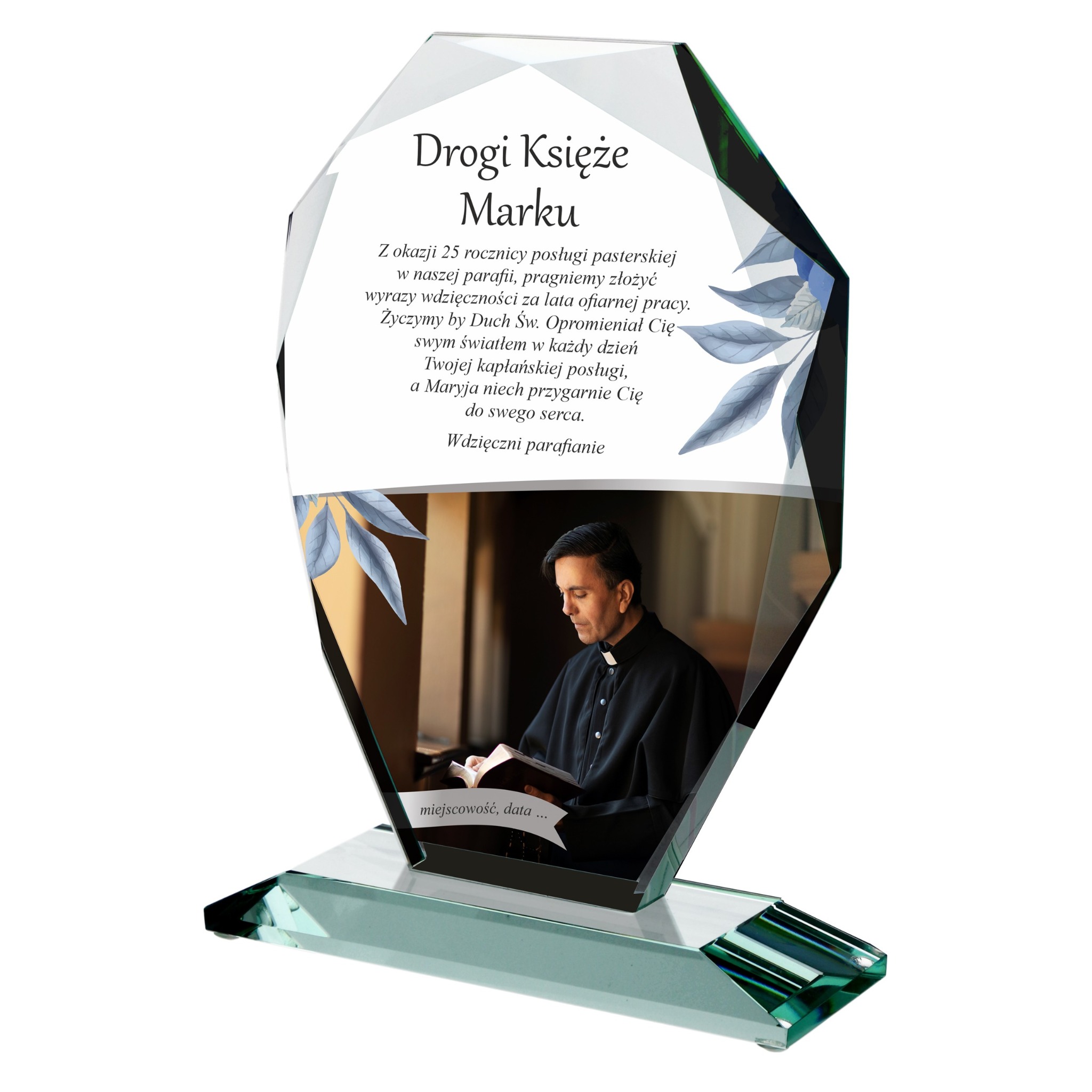 Szklana statuetka z wygrawerowanym portretem księdza i dedykacją na 25-lecie posługi. Elegancki prezent z personalizowanym nadrukiem i życzeniami.