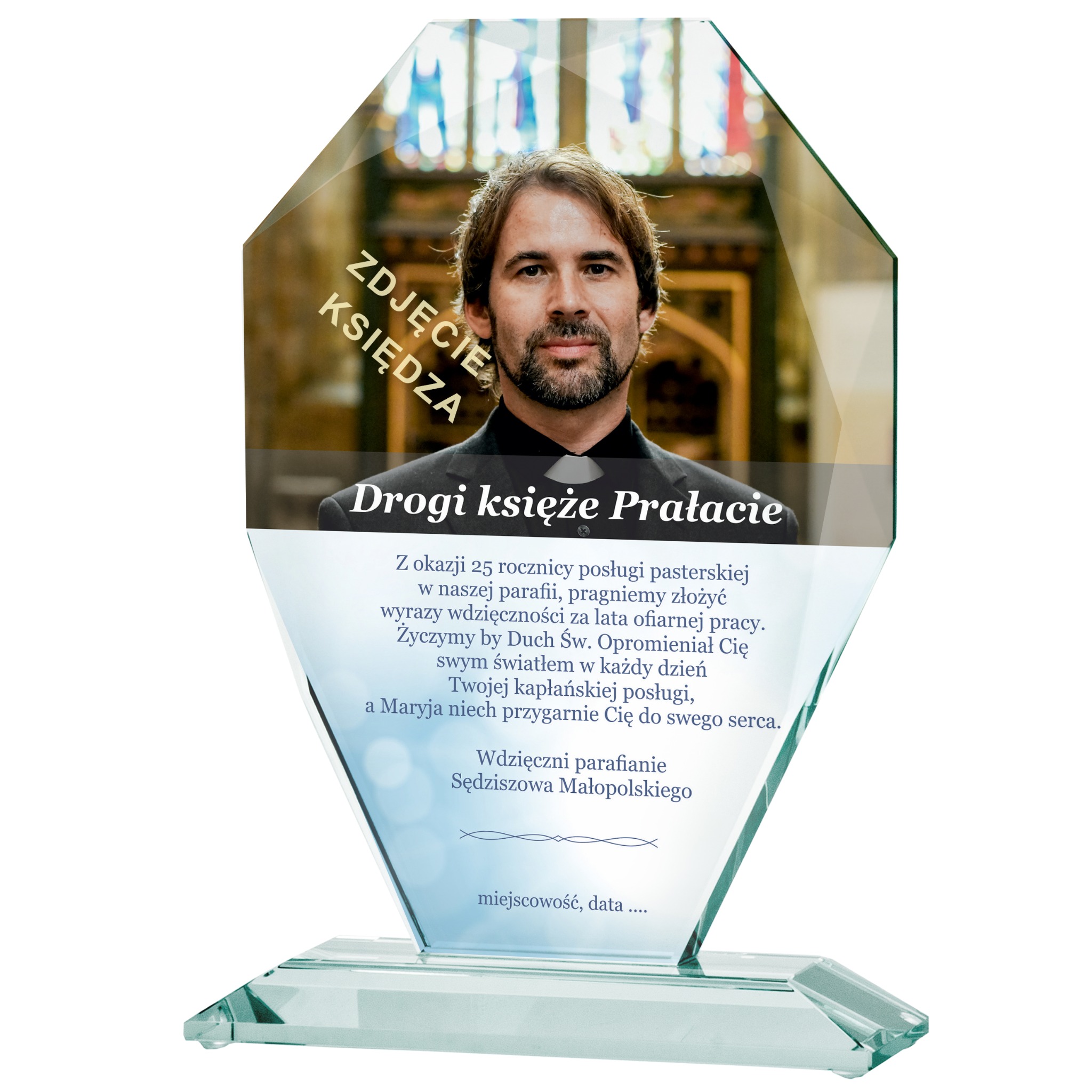Kryształowa statuetka z nadrukiem zdjęcia księdza i dedykacji z okazji jubileuszu kapłaństwa. Prezent na rocznicę święceń kapłańskich, trwały nadruk na szkle.