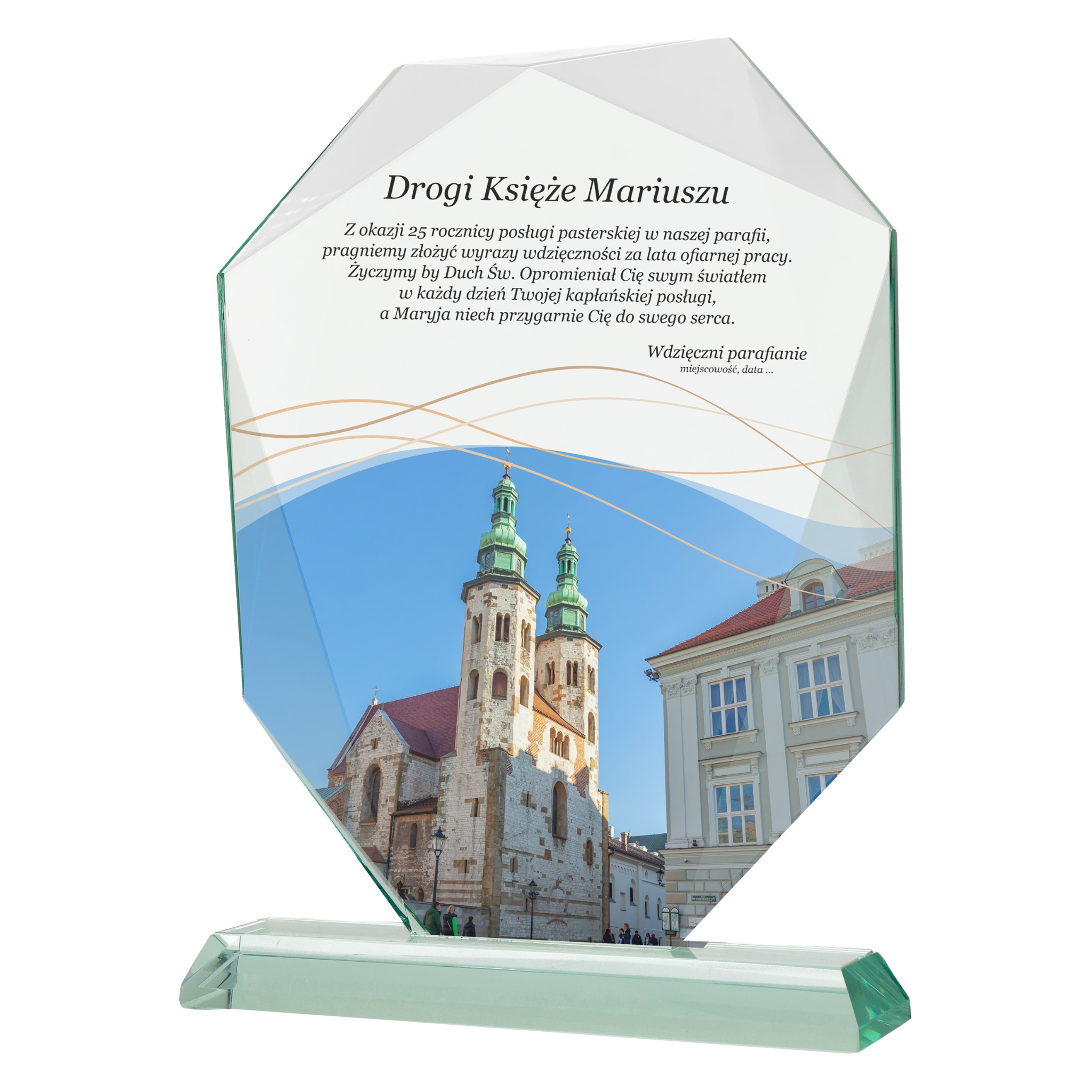 Szklana statuetka z nadrukiem zdjęcia kościoła i dedykacją dla Księdza Mariusza. Elegancki prezent upamiętniający 25-lecie posługi kapłańskiej.